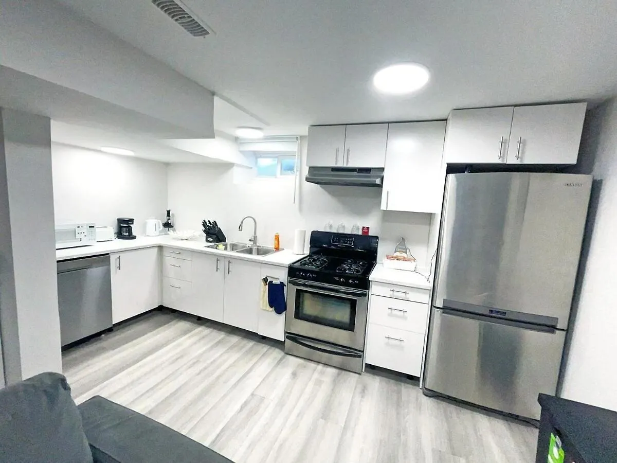 Hamilton Chic Retreat - Cozy Winter Getaway Apartment